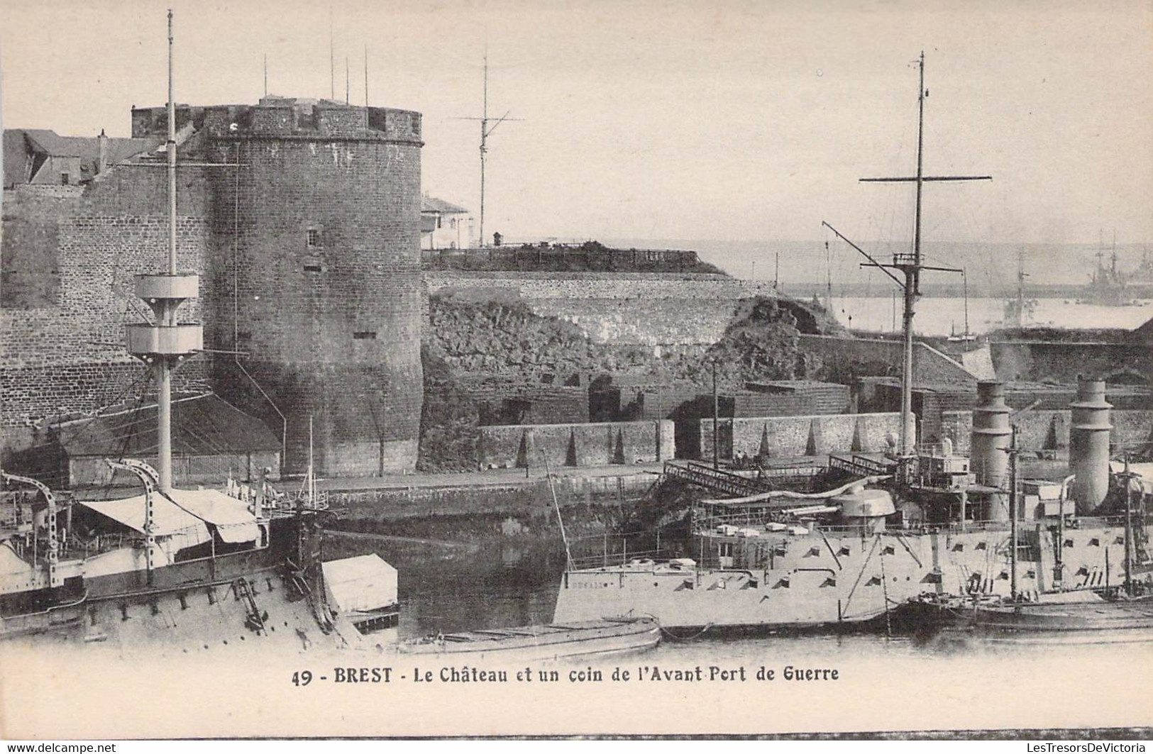 CPA - 29 - BREST - Le Château Et Un Coin De L'Avant Port De Guerre - Navire De Guerre - Brest