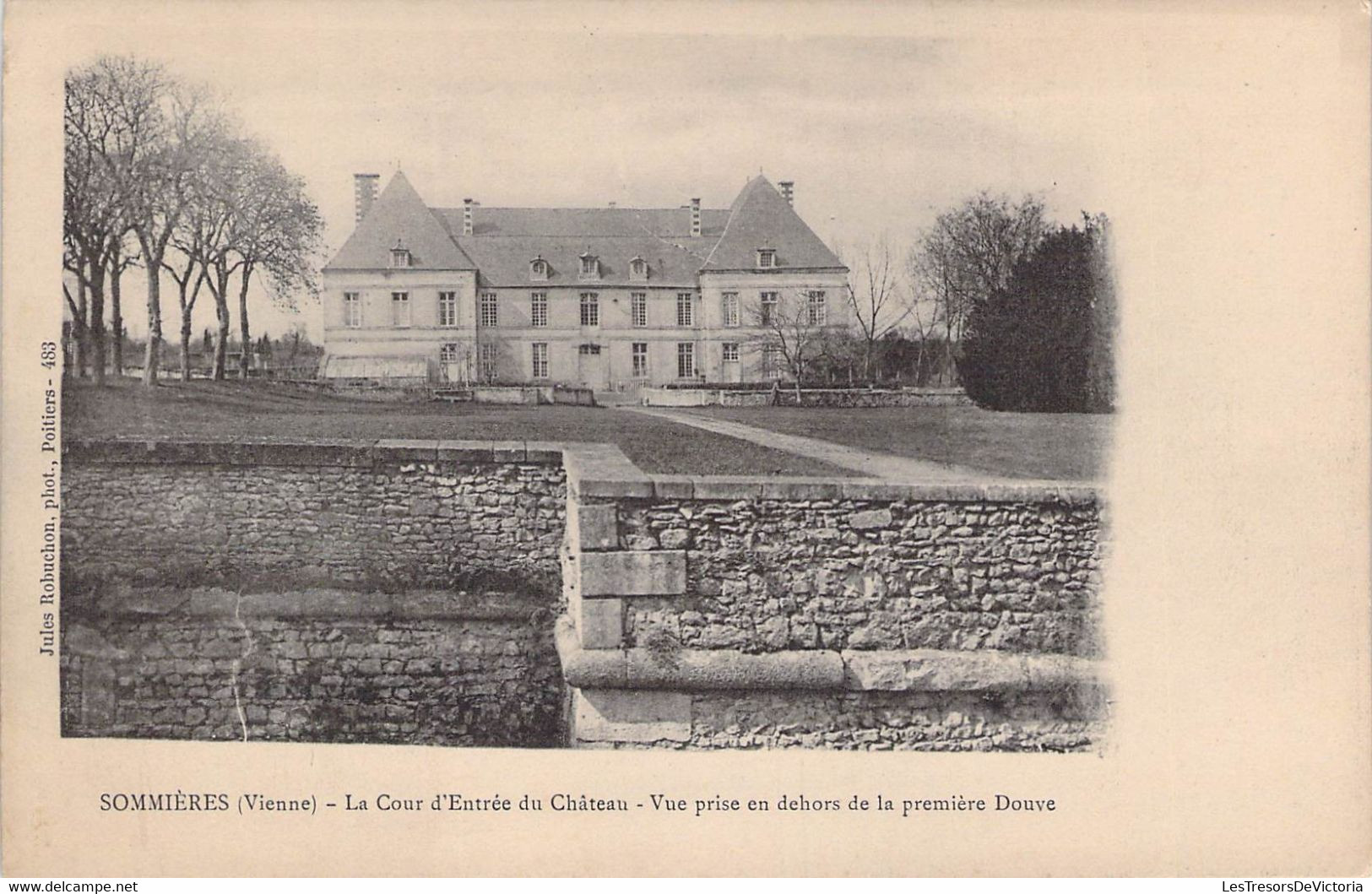 CPA - 30 - SOMMIERES - La Cour D'entrée Du Château - Vue Prise En Dohors De La Première Douve - Sommières