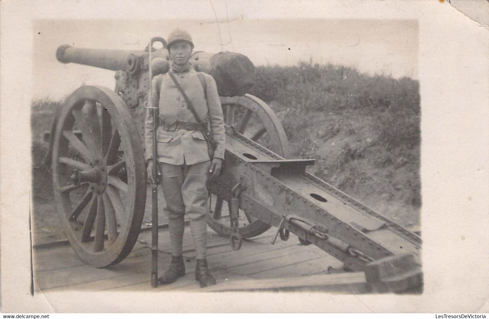 CPA MILITARIAT - Militaire à Côté D'un Canon - Bayonette - Material