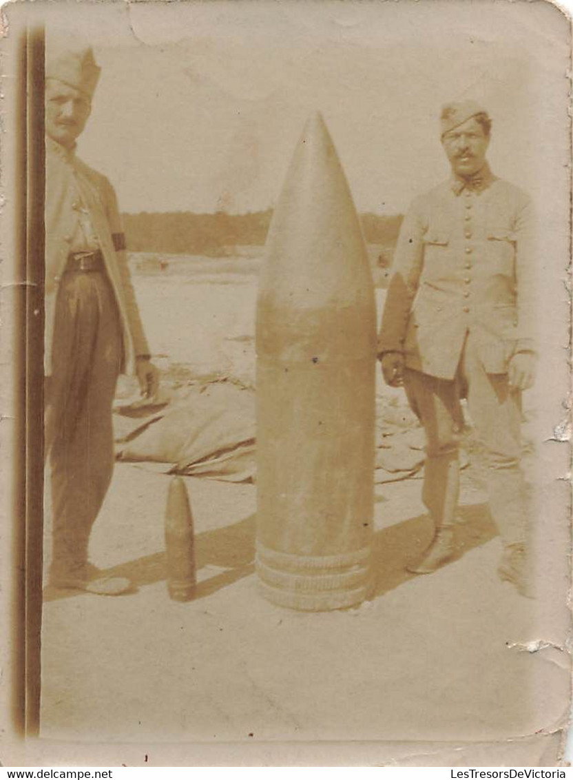 Photographie De Deux Soldats A Coté D'obus - Format 6.5x9cm - Guerre - Arme - Krieg, Militär