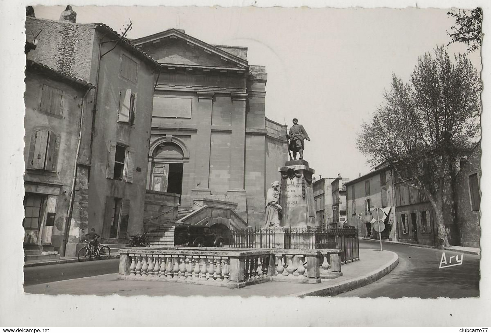 Eyguières (13) : L'église Prise De La Place Du Monument Aux Morts En 1960 (animé) PF. - Eyguieres