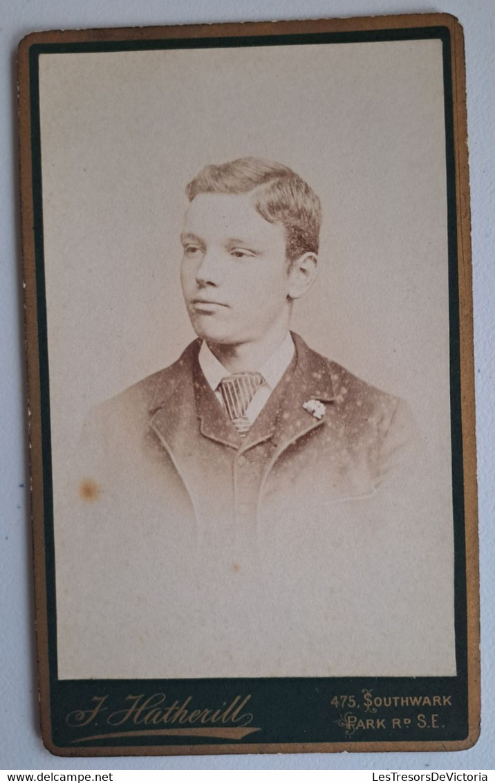 Photographie D'un Jeune Homme - Portrait - Photo Hatherill - Format 6.5x10.5 Cm - Anonyme Personen