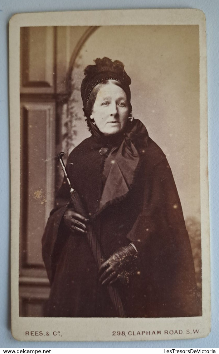 Photographie D'une Femme Avec Un Parapluie - Portrait - Photo Rees - Format 6.5x10.5 Cm - Anonyme Personen