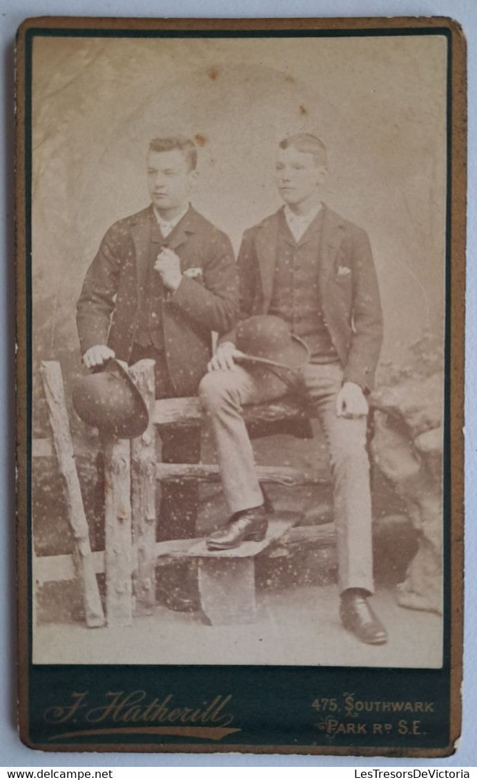 Photographie De Deux Jeunes Hommes Avec Chapeau Rond - Portrait - Photo Hatherill - Format 6.5x10.5 Cm - Anonyme Personen