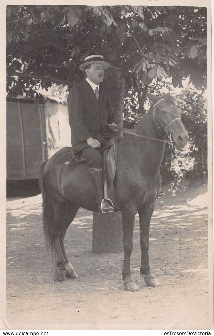 CPA PHOTOGRAPHIE - Portrait D'un Homme Moustachu Au Chapeau Sur Son Cheval - Photographie