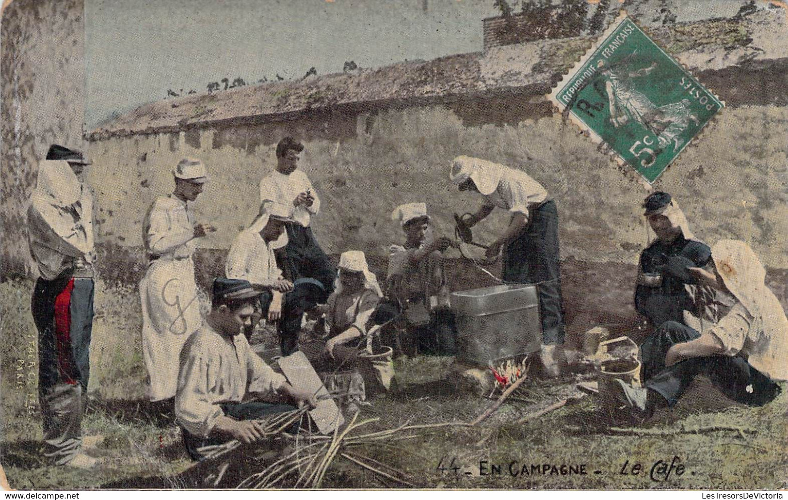 CPA MILITARIAT - En Campagne - Le Café - Colorisée - Guerre 1914-18