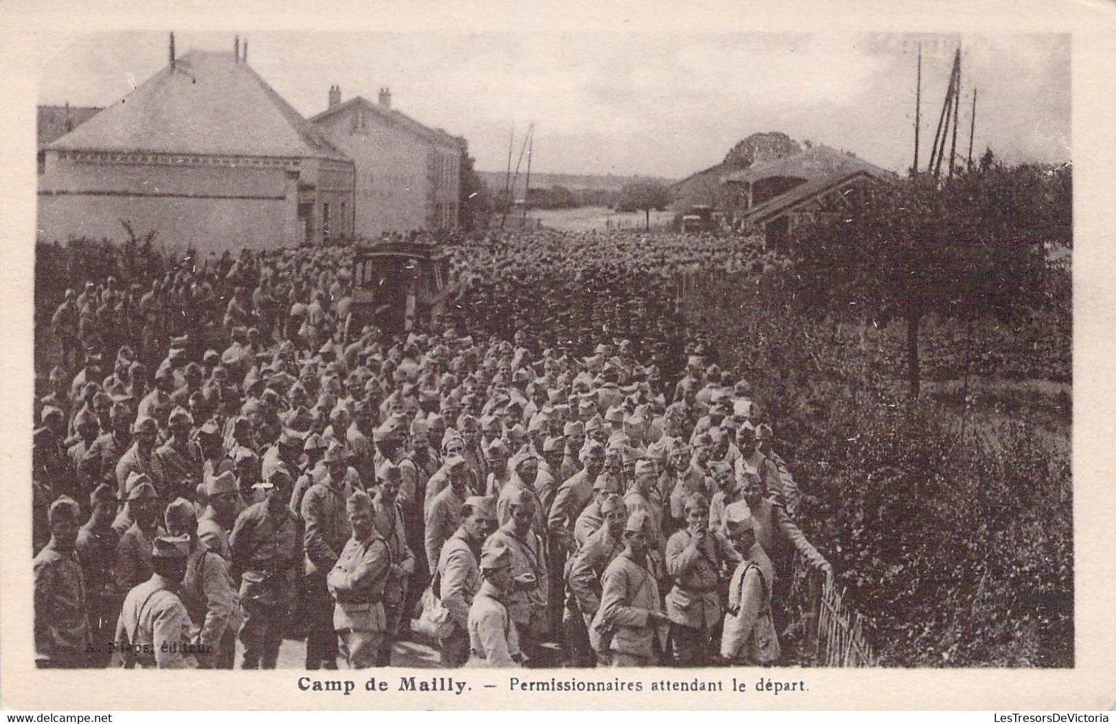 CPA MILITARIAT - CAMP DE MAILLY - Permissionnaires Attendant Le Départ - Barracks