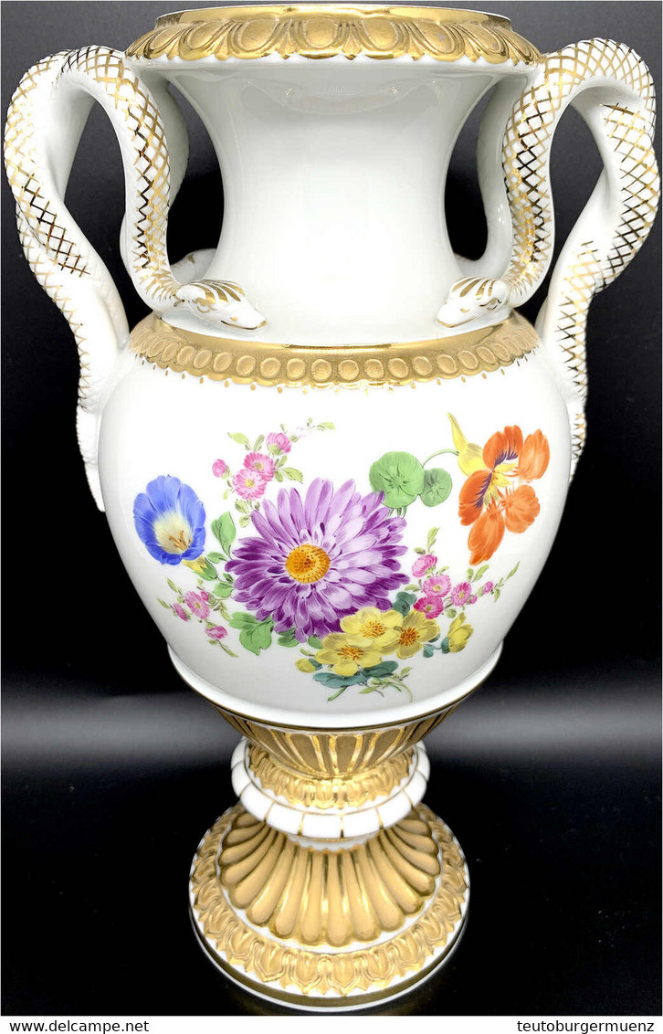 Meissner Prunkvase Mit Schlangengriffen, Um 1950/1959 Mit Detailreichen Vergoldungen Und Blumenbukett. Höhe 28,5 Cm. Gut - Other & Unclassified