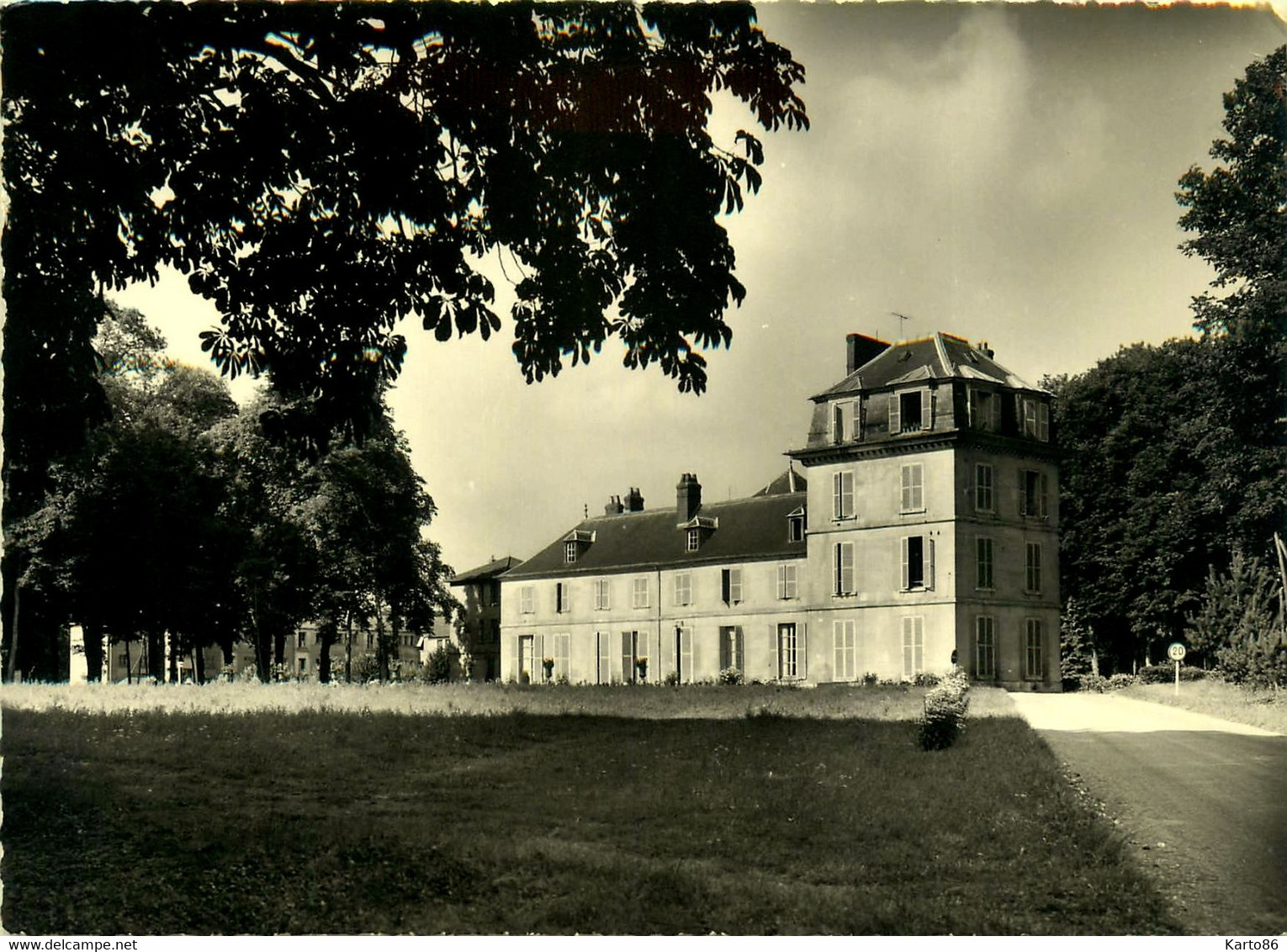 Magnanville * Le Château * Maisons De Retraite De L'association Leopold Bellan * Un Pavillon - Magnanville
