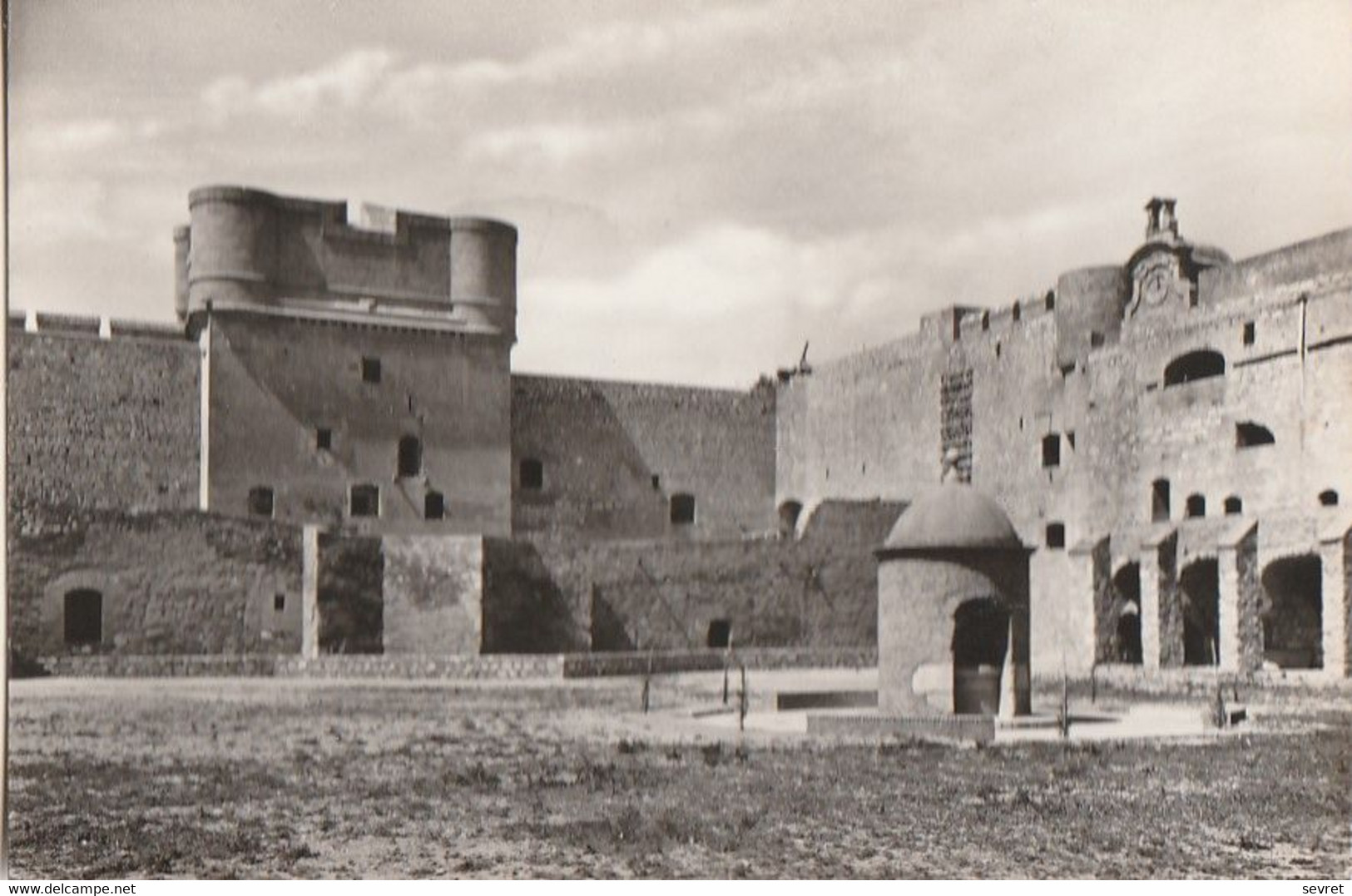 SALSES. - Le Château . La Cour Intérieure Et Le Donjon Vus Du Sud-Est. Photo Véritable - Salses