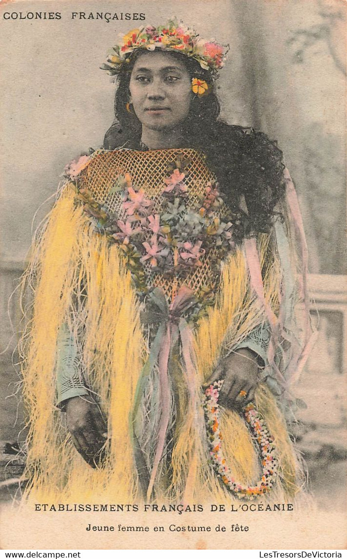 CPA TAHITI - Colonies Francaises - Jeune Femme En Costume De Fete - Etablissement De L'oceanie - Colorisé - RARE - Tahiti