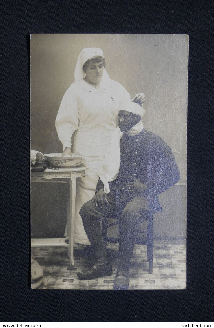 CROIX ROUGE - Carte Photo D'une Infirmière De La Croix Rouge Soignant Un Soldat Africain - L 133447 - Croix-Rouge