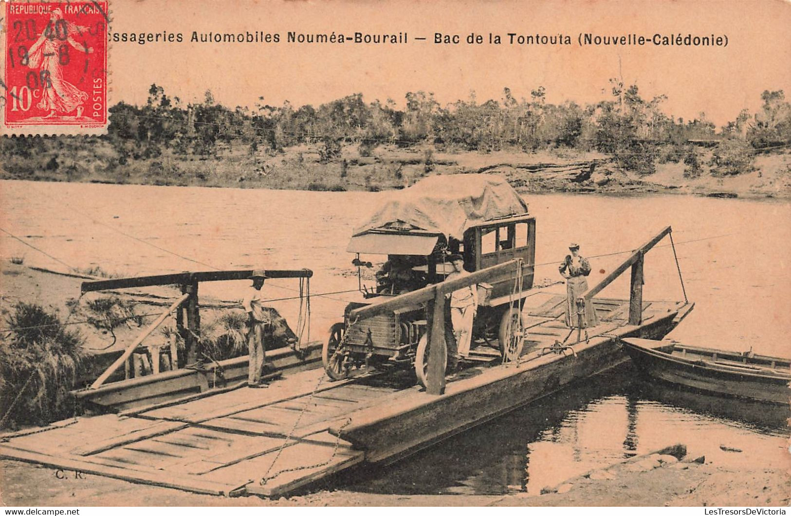 CPA NOUVELLE CALEDONIE - Messageries Automobiles Noumea Bourail - Bac De La Tontouta - Voiture Ancienne - Nieuw-Caledonië