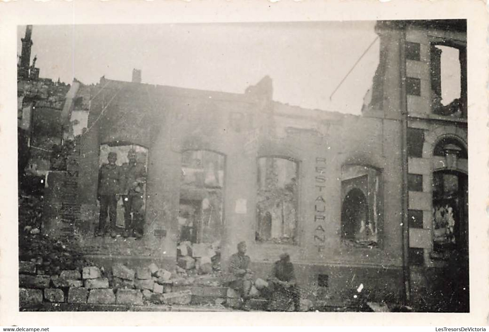 Petite Photographie De Soldats Allemand Dans Les Ruines D'un Restaurant - Ville Detruite Par La Guerre - 9x6cm - Krieg, Militär