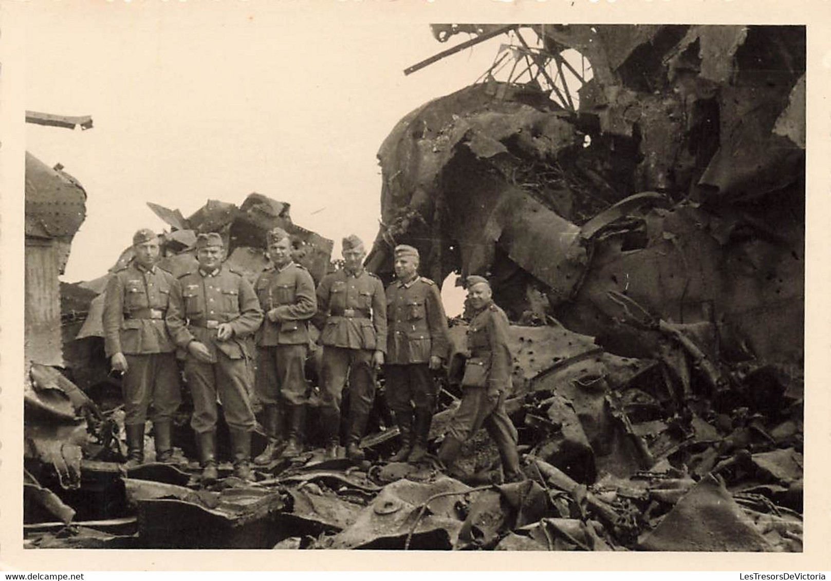 Petite Photographie De Soldats Allemands Sur L'epave D'un Bateau échoué - épave - 10x7 Cm - Dunkerque - Krieg, Militär