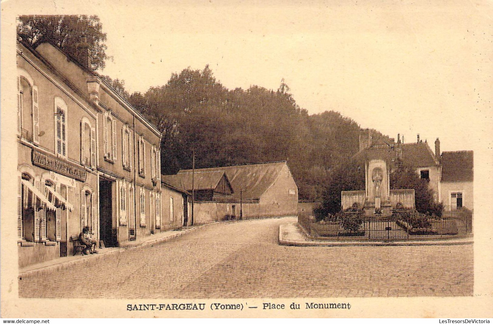 CPA France - Yonne - Saint Fargeau - Place Du Monument - Sépia - Machavoine Photo. Edit. - Animée - Hotel - Saint Fargeau