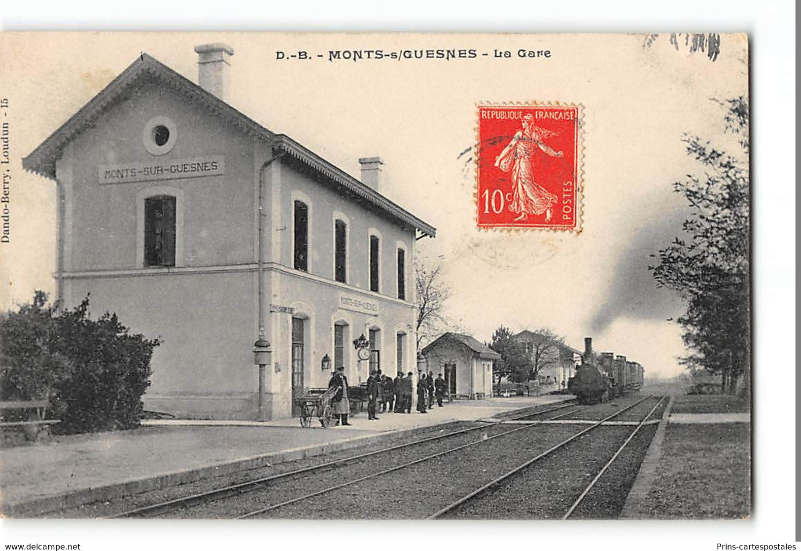 CPA 86 Monts Sur Guesnes La Gare Et Le Train - Monts Sur Guesnes