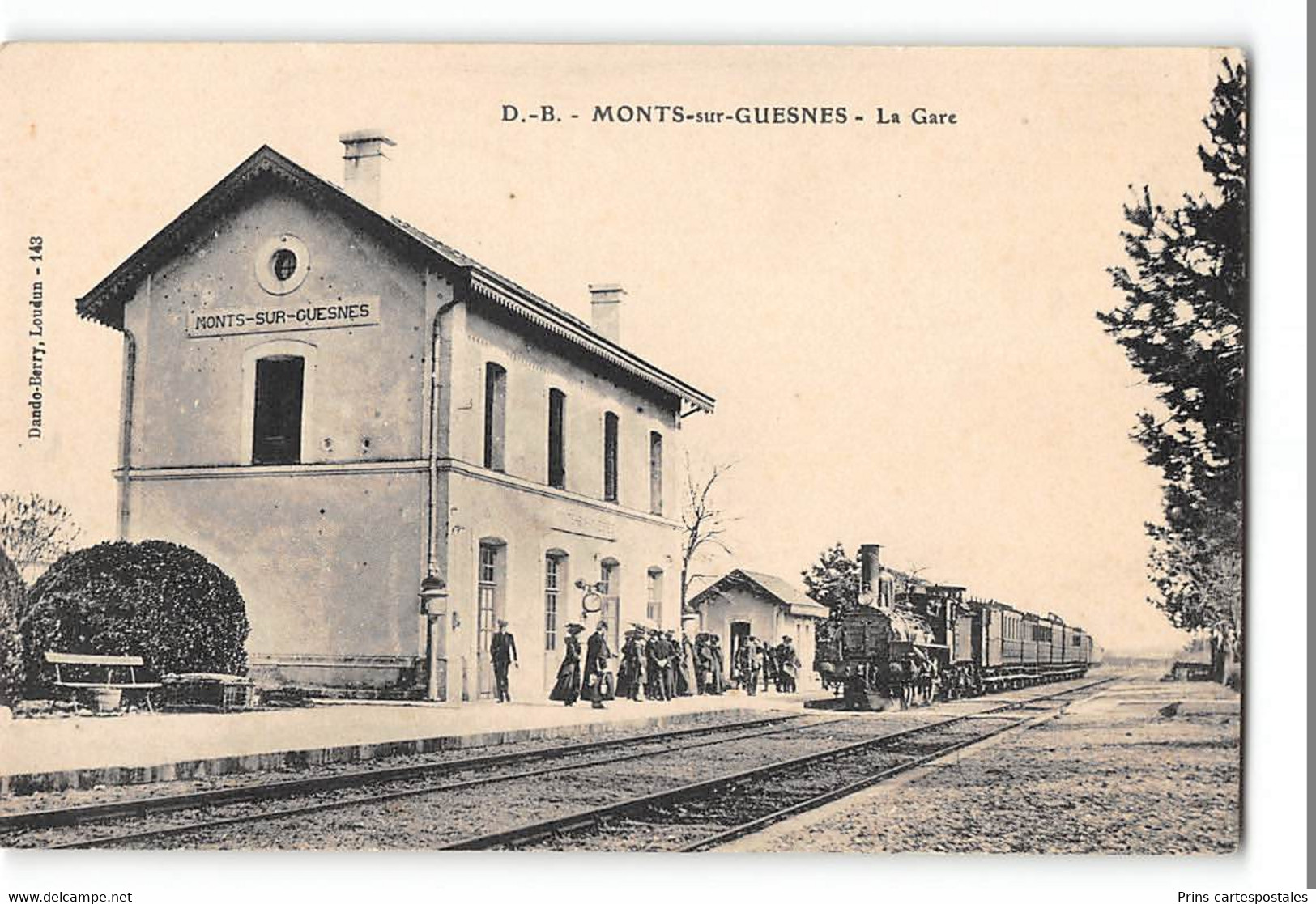 CPA 86 Monts Sur Guesnes La Gare Et Le Train - Monts Sur Guesnes