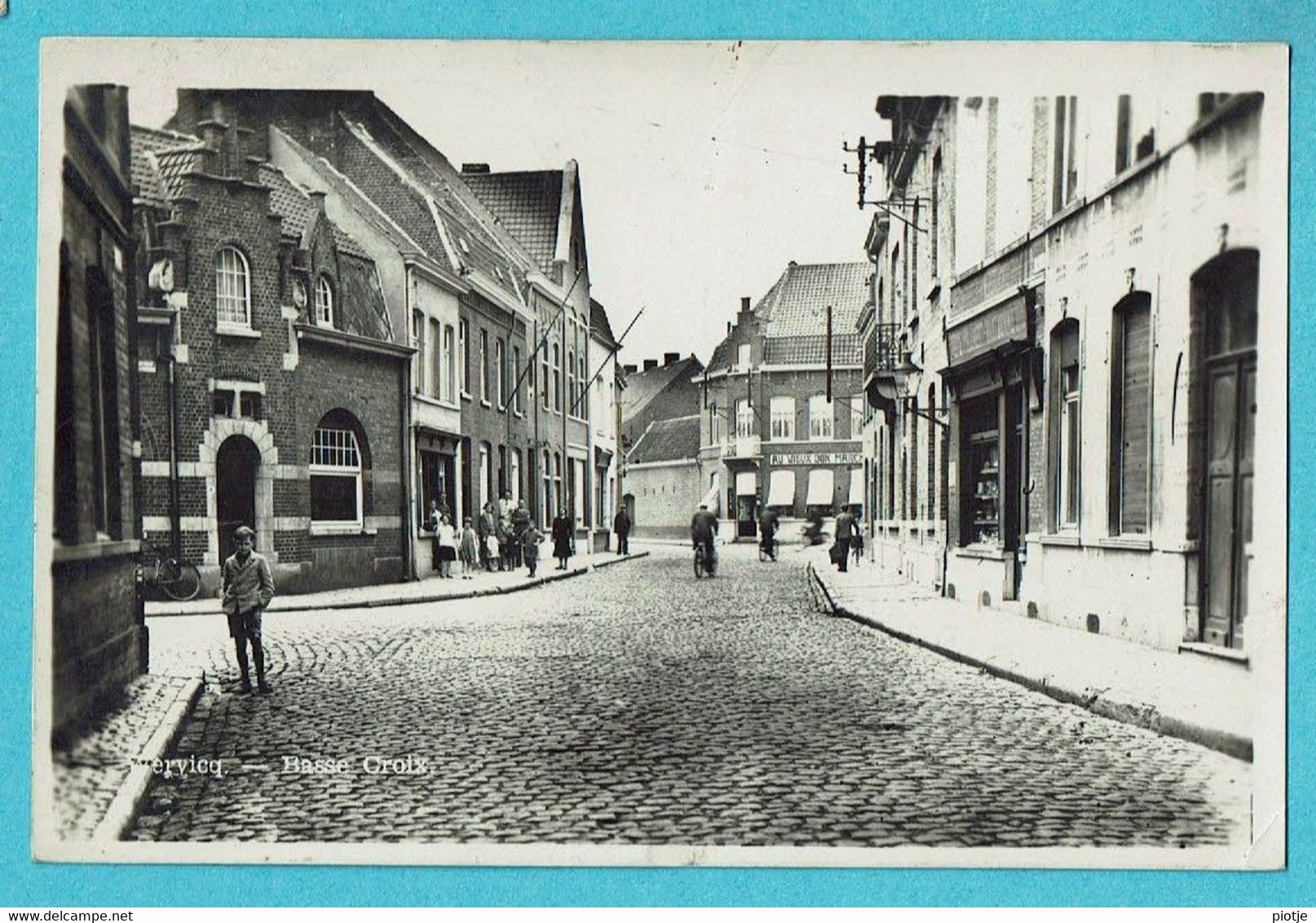 * Wervik - Wervicq * (Real Photo Lits - Carte Photo - Fotokaart) Basse Croix, Animée, Au Vieux Bon Marché, TOP - Wervik