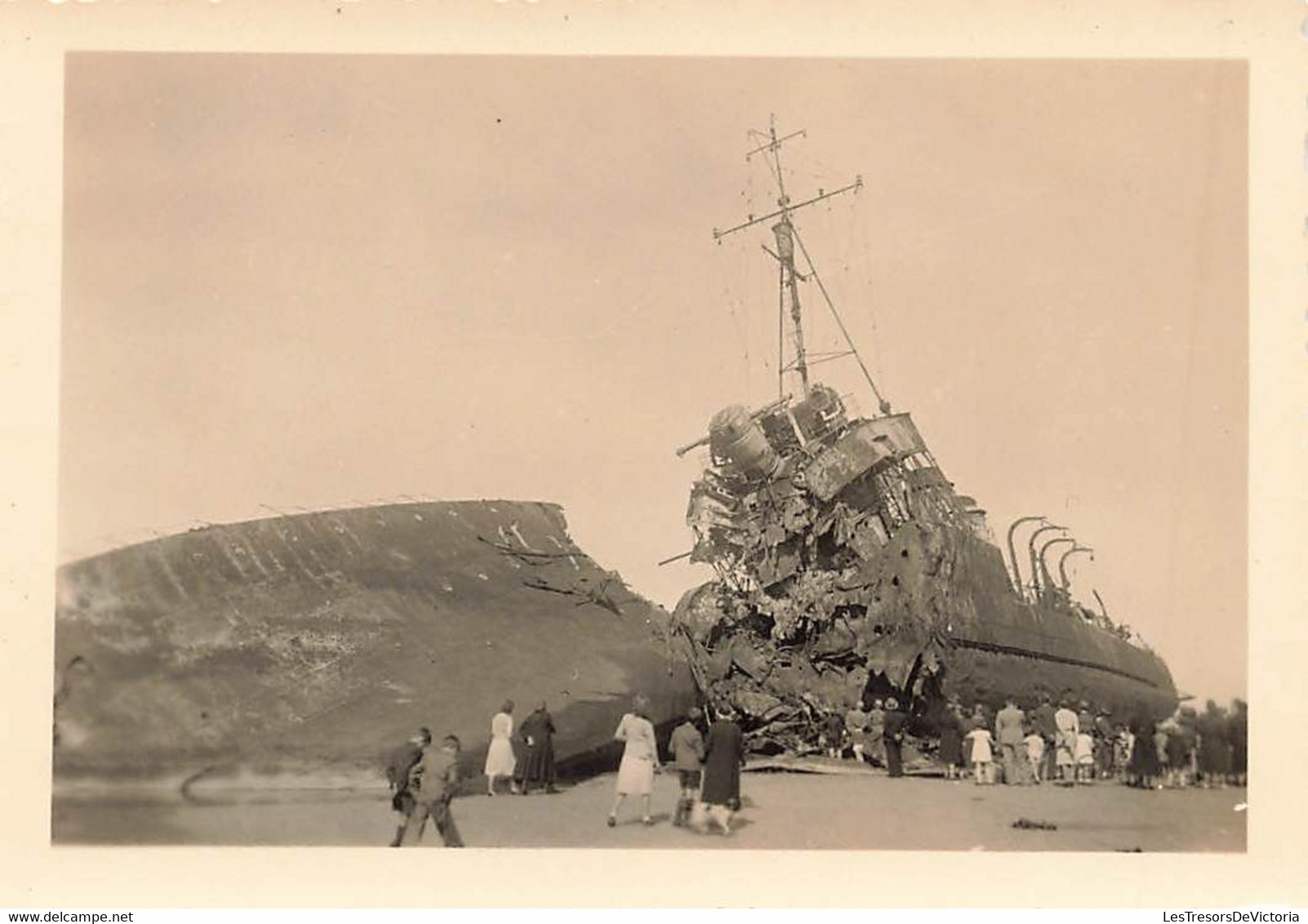 Lot de 32 petites photographies de soldats allemands à dunkerque - épave - bateau echoué - guerre -