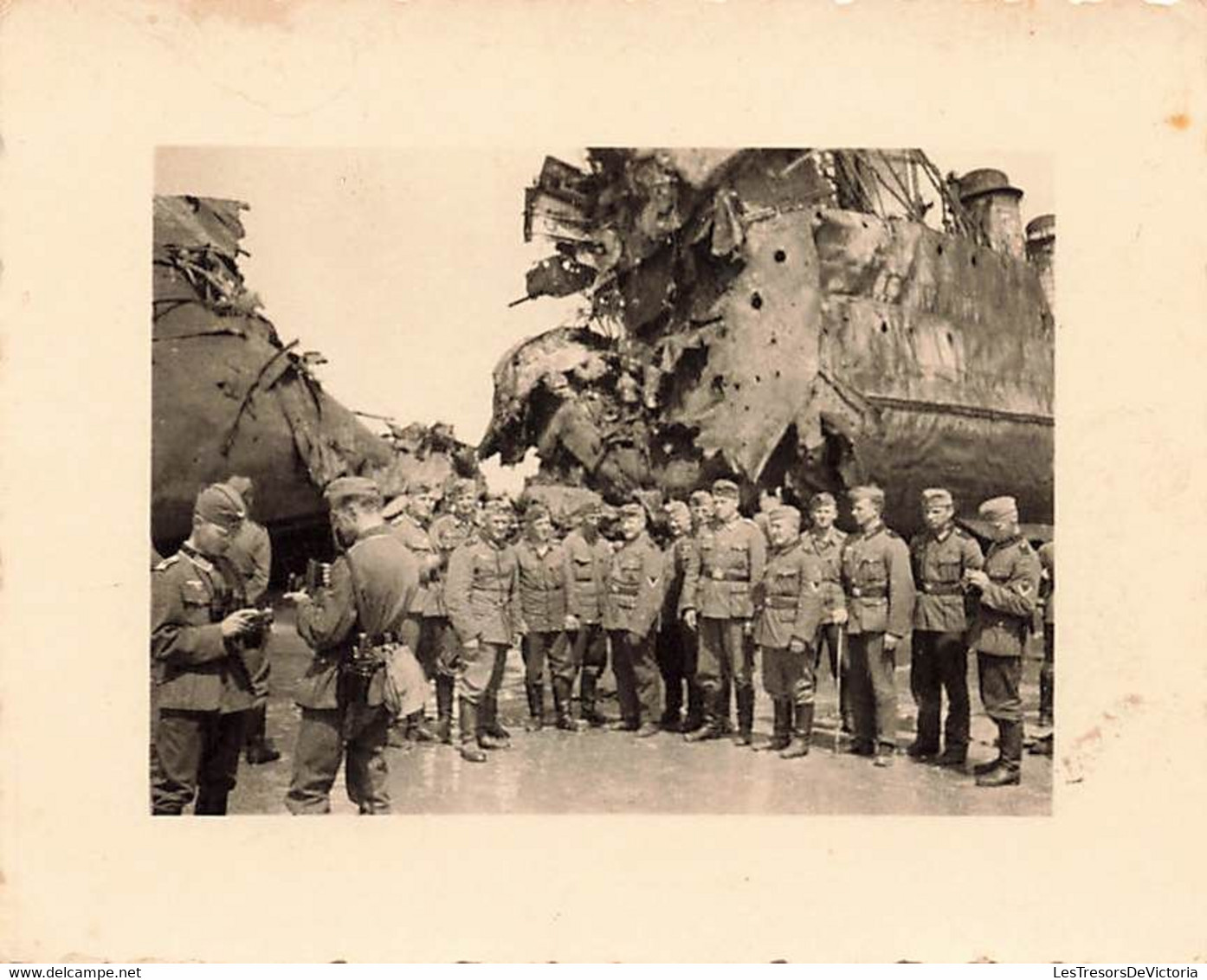 Lot de 32 petites photographies de soldats allemands à dunkerque - épave - bateau echoué - guerre -