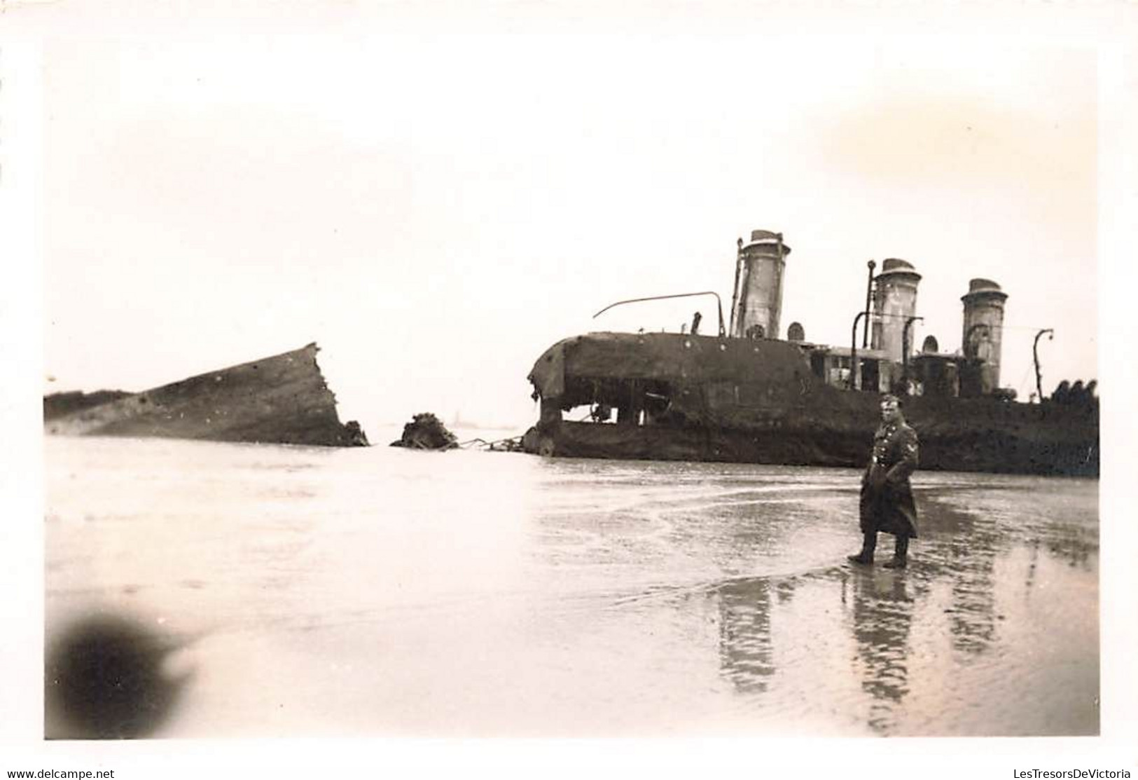 Lot de 32 petites photographies de soldats allemands à dunkerque - épave - bateau echoué - guerre -