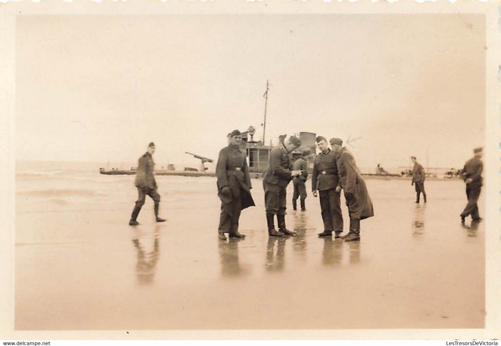 Lot de 32 petites photographies de soldats allemands à dunkerque - épave - bateau echoué - guerre -