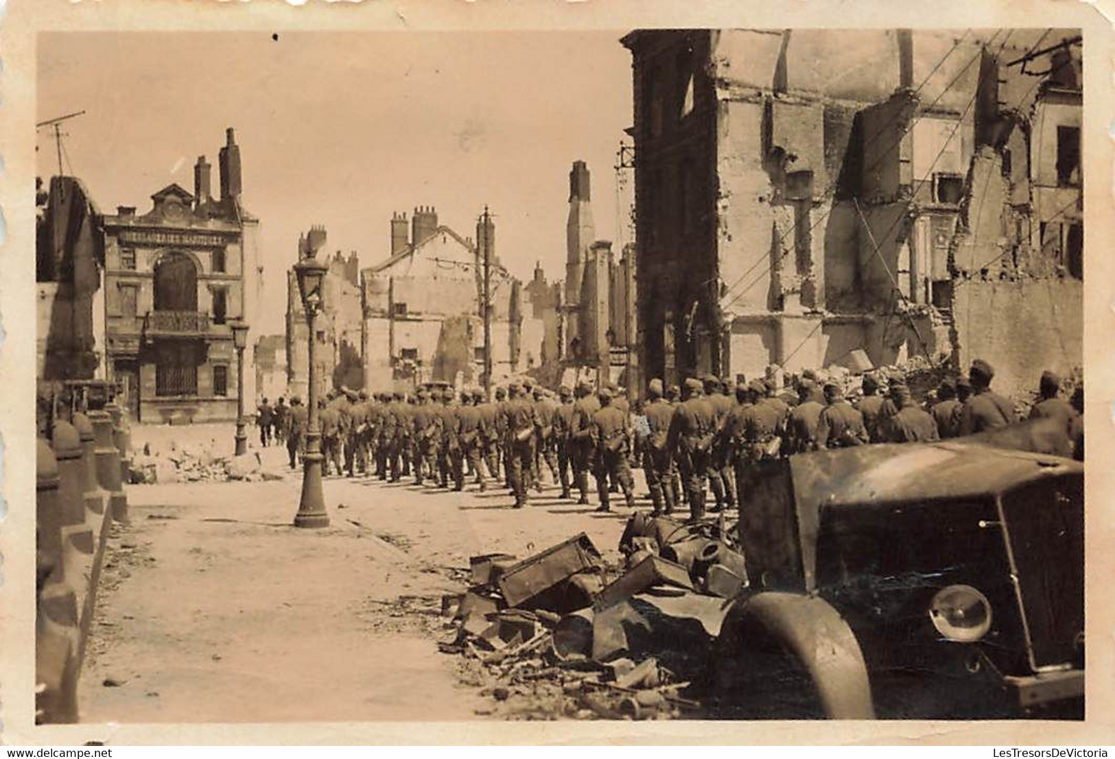 Lot de 32 petites photographies de soldats allemands à dunkerque - épave - bateau echoué - guerre -