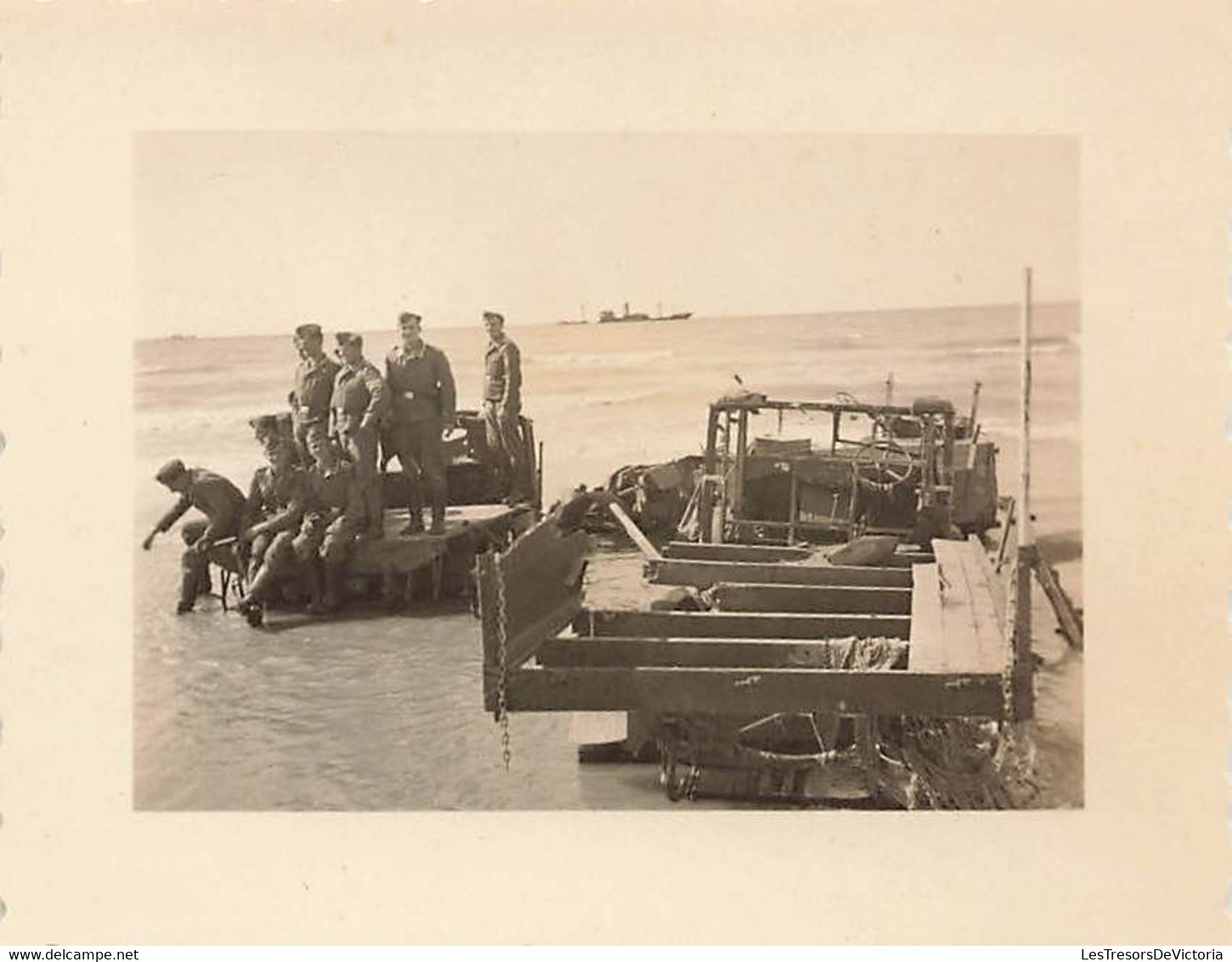 Lot de 32 petites photographies de soldats allemands à dunkerque - épave - bateau echoué - guerre -