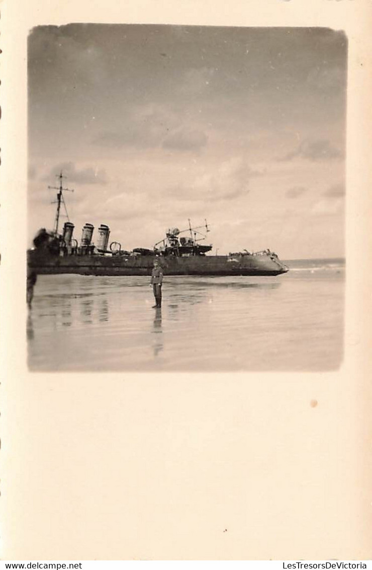 Lot de 32 petites photographies de soldats allemands à dunkerque - épave - bateau echoué - guerre -