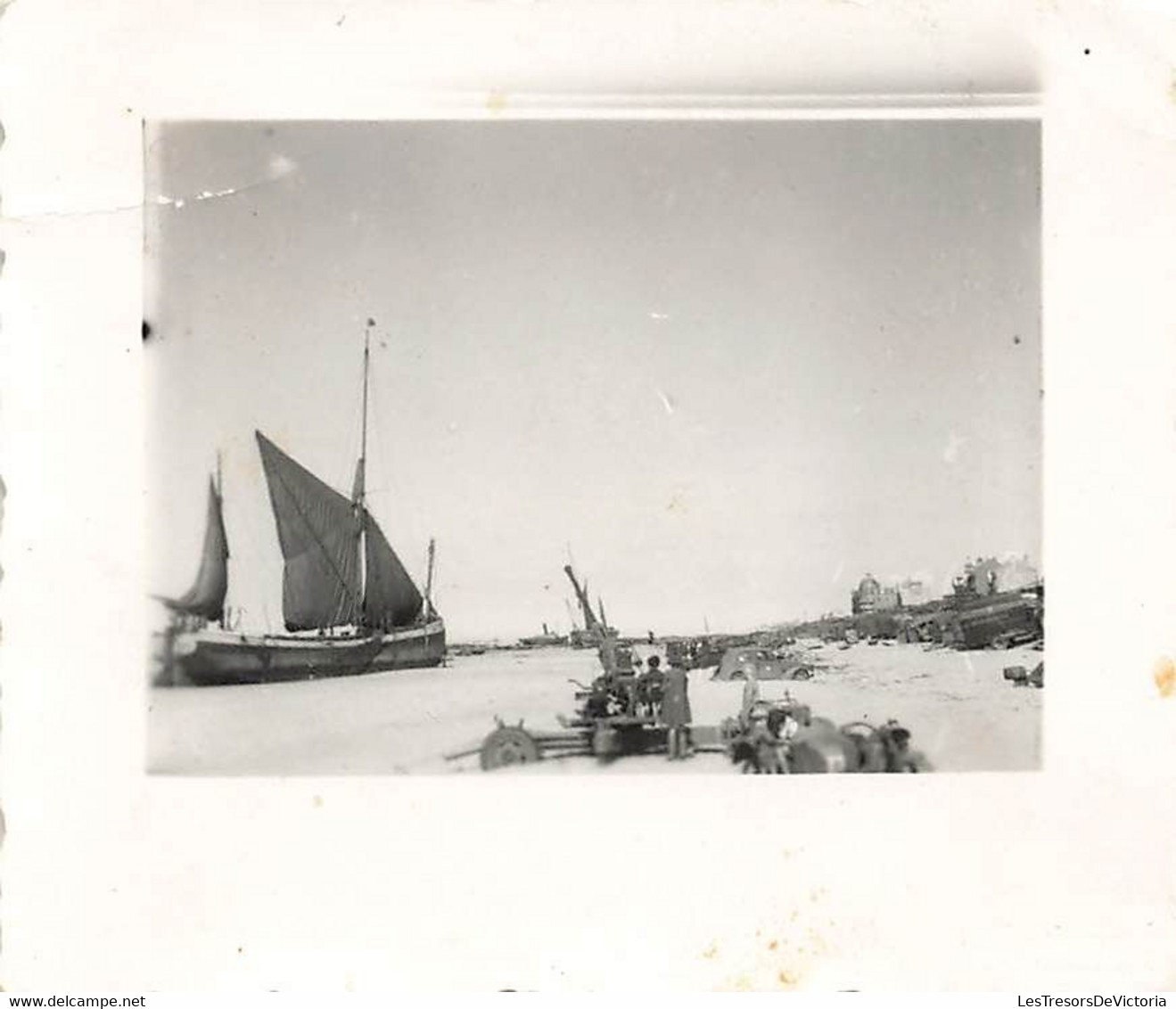 Lot de 32 petites photographies de soldats allemands à dunkerque - épave - bateau echoué - guerre -