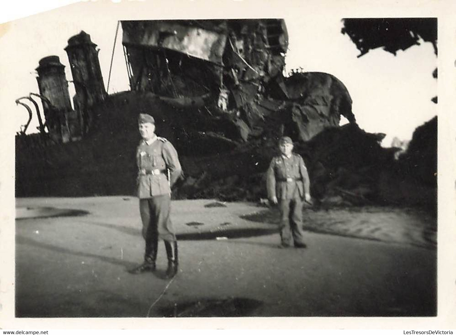 Lot de 32 petites photographies de soldats allemands à dunkerque - épave - bateau echoué - guerre -