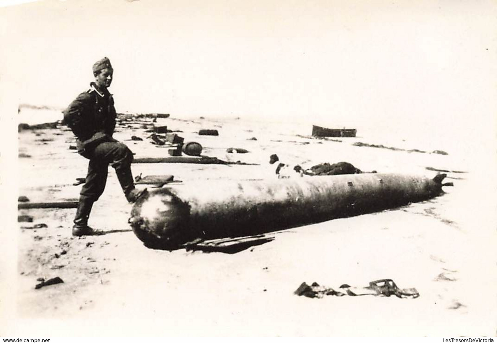 Lot de 32 petites photographies de soldats allemands à dunkerque - épave - bateau echoué - guerre -