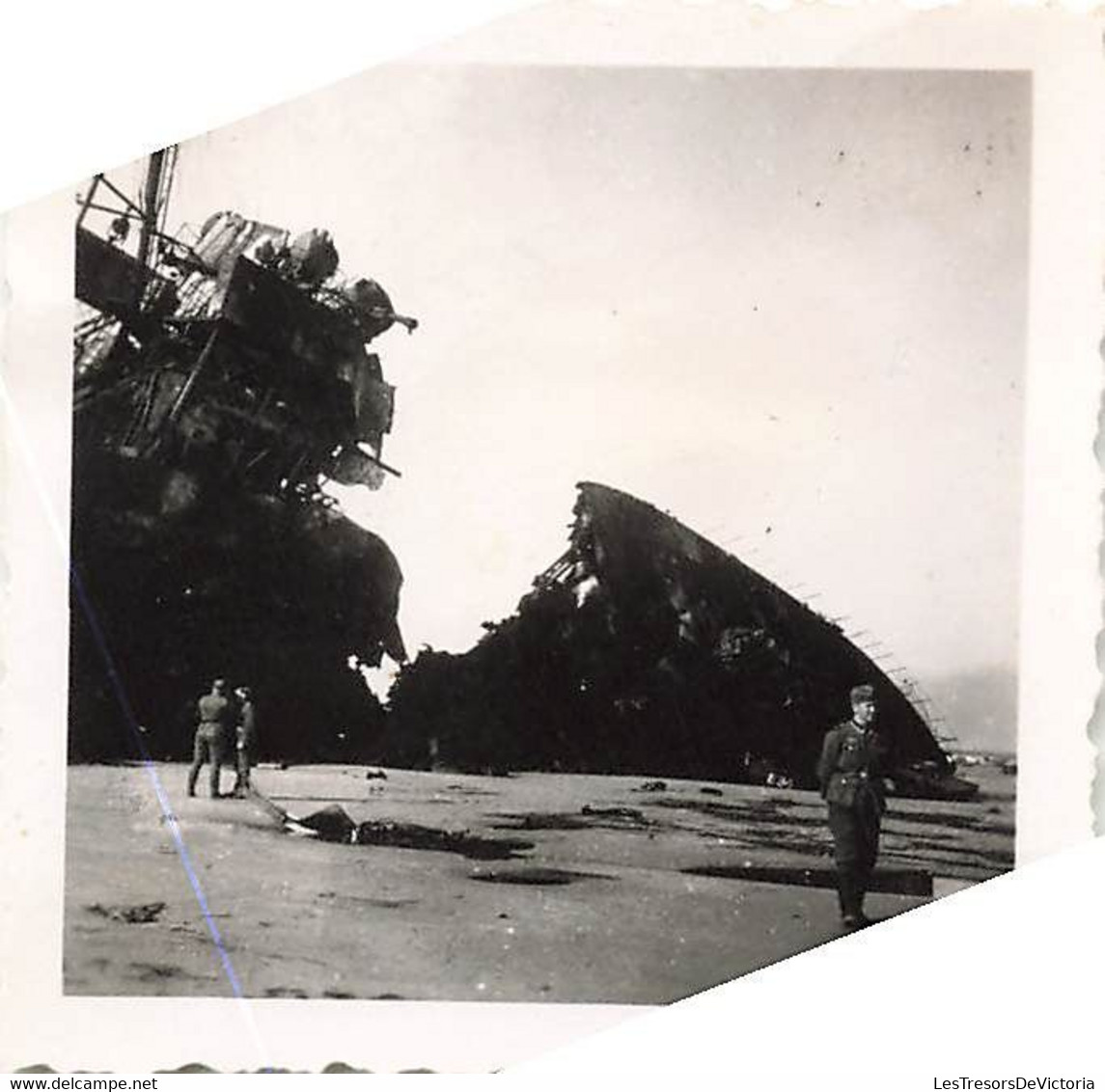 Lot de 32 petites photographies de soldats allemands à dunkerque - épave - bateau echoué - guerre -