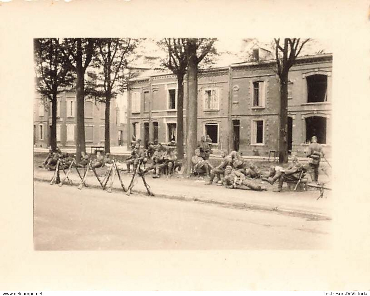 Lot de 32 petites photographies de soldats allemands à dunkerque - épave - bateau echoué - guerre -