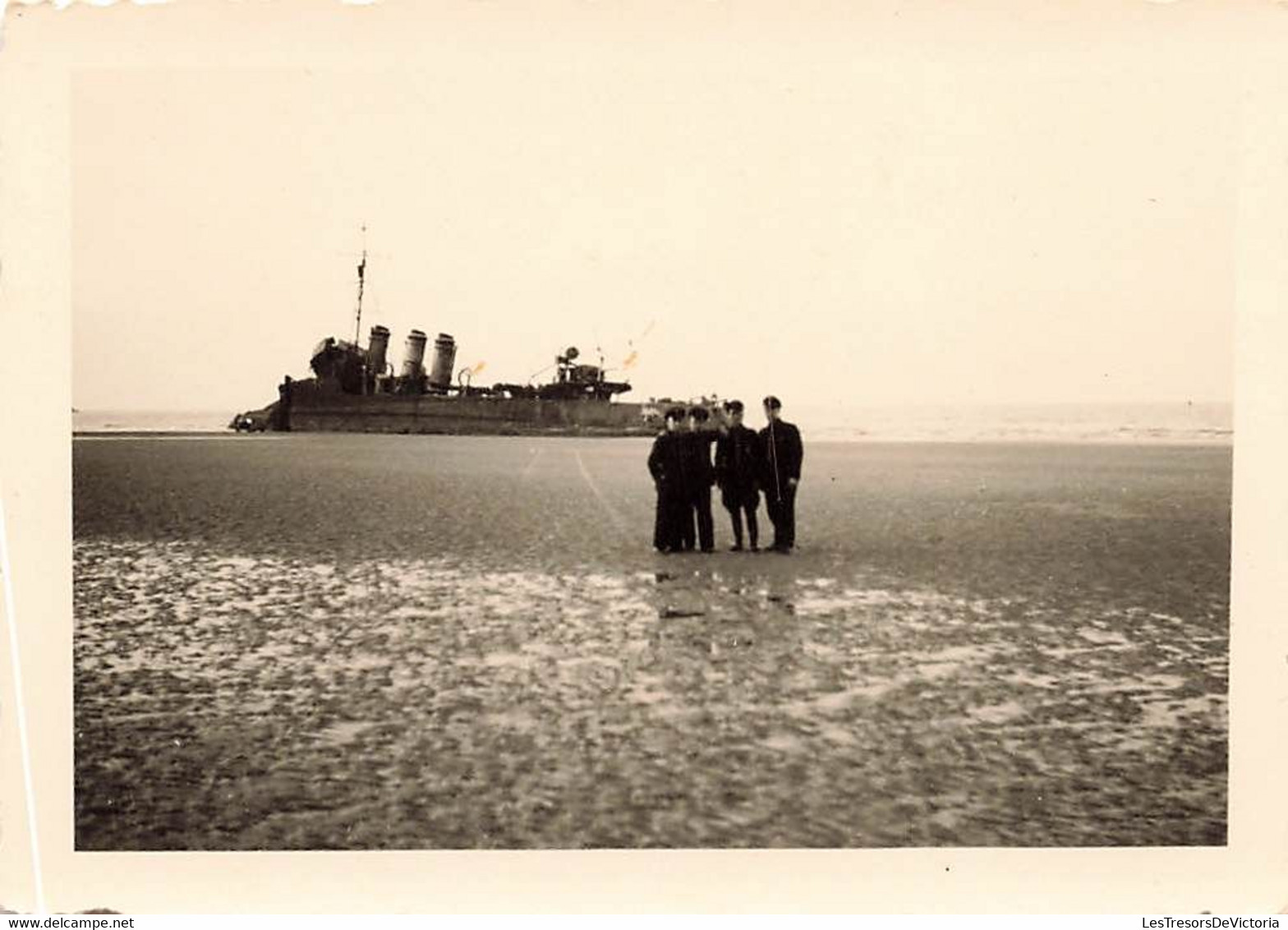 Lot de 32 petites photographies de soldats allemands à dunkerque - épave - bateau echoué - guerre -