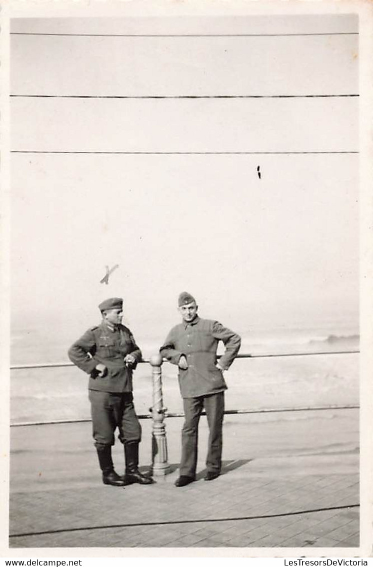 Lot de 32 petites photographies de soldats allemands à dunkerque - épave - bateau echoué - guerre -