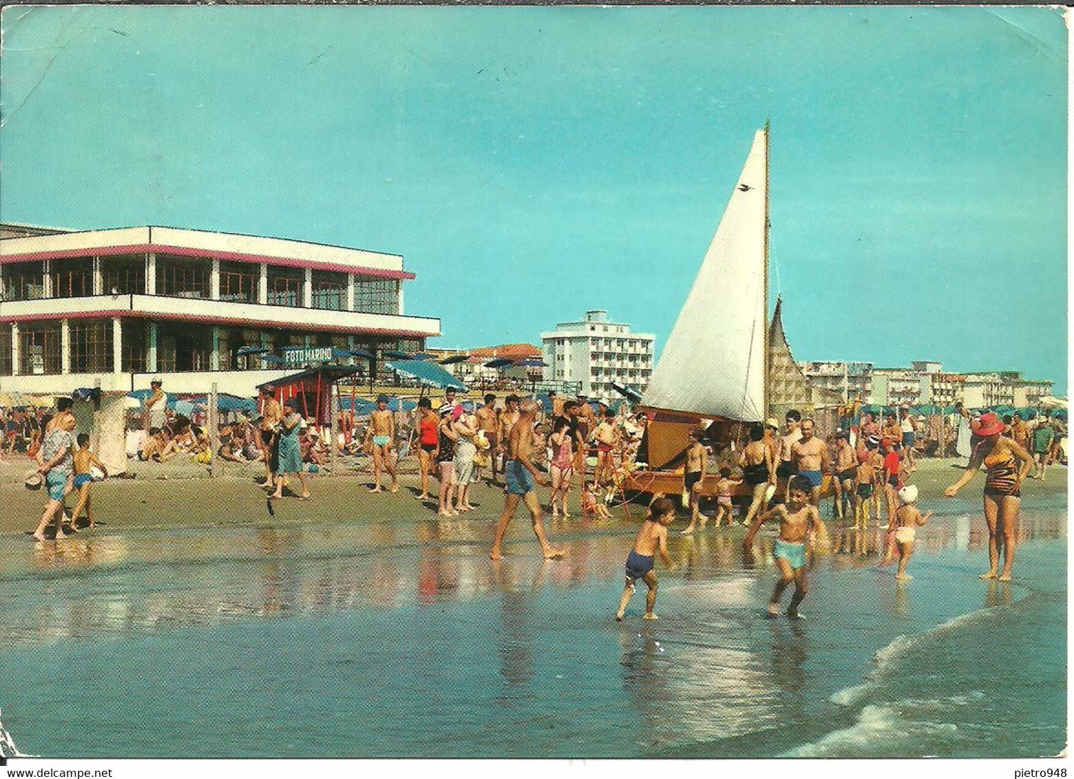 Sottomarina Fraz. Di Chioggia (Venezia) Stabilimento Bagni "Astoria" E Spiaggia Animata, Bains "Astoria" Et Plage - Chioggia