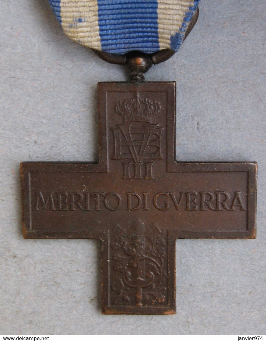 Médaille En Bronze Croix Du Mérite De Guerre 1918 , Vittorio Emmanuel III . - Italie