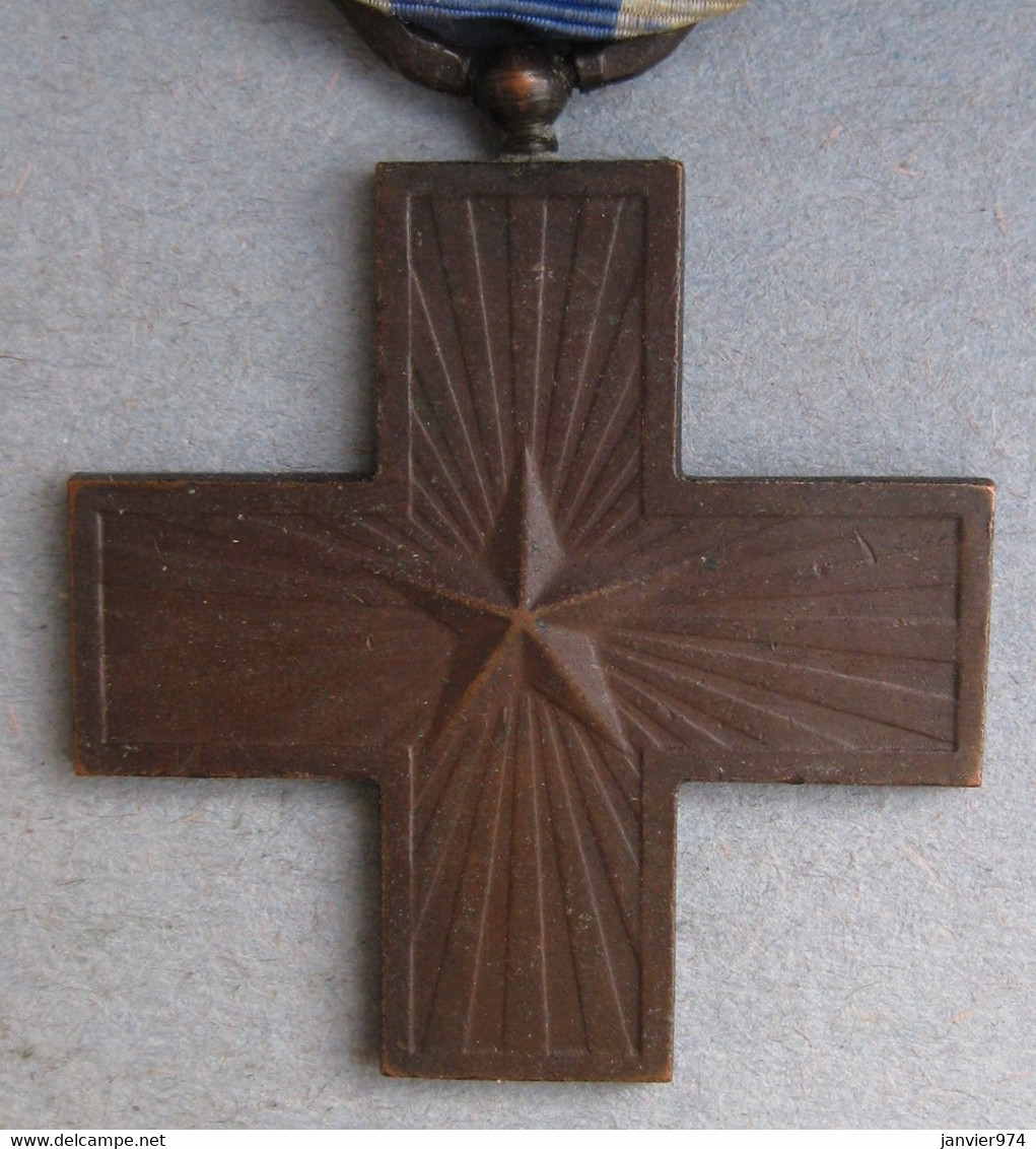 Médaille En Bronze Croix Du Mérite De Guerre 1918 , Vittorio Emmanuel III . - Italie