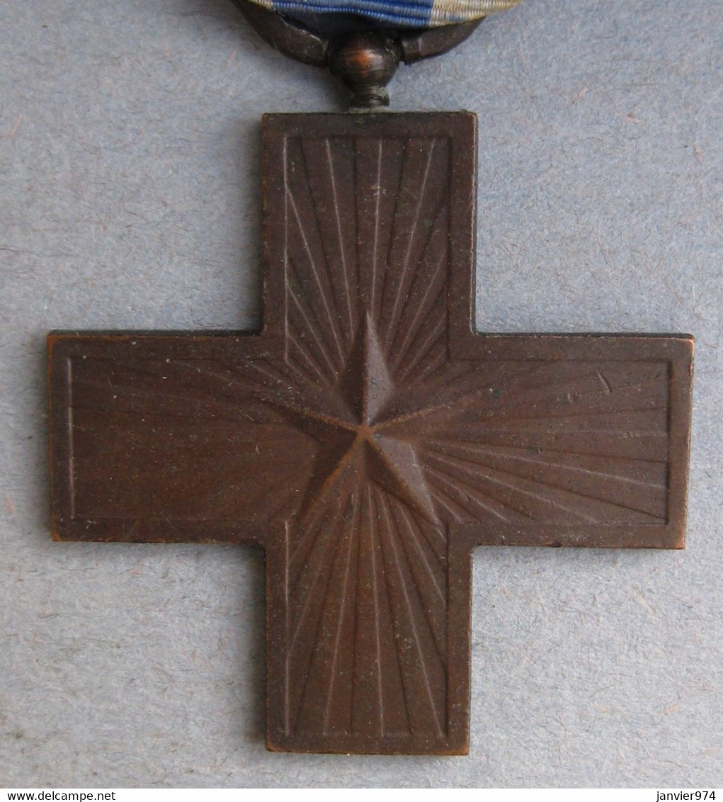 Médaille En Bronze Croix Du Mérite De Guerre 1918 , Vittorio Emmanuel III . - Italien