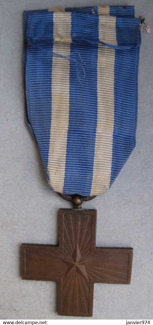 Médaille En Bronze Croix Du Mérite De Guerre 1918 , Vittorio Emmanuel III . - Italie