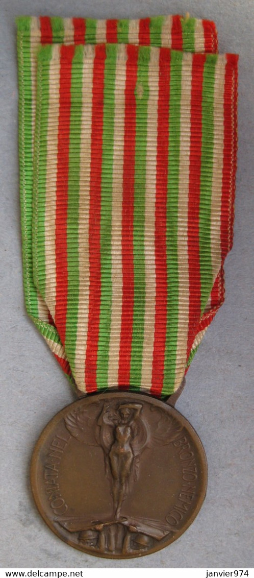 Médaille Italienne 1915 / 1918 Vittorio Emmanuel III Avec Signature Du Graveur S. Canevari - Italie