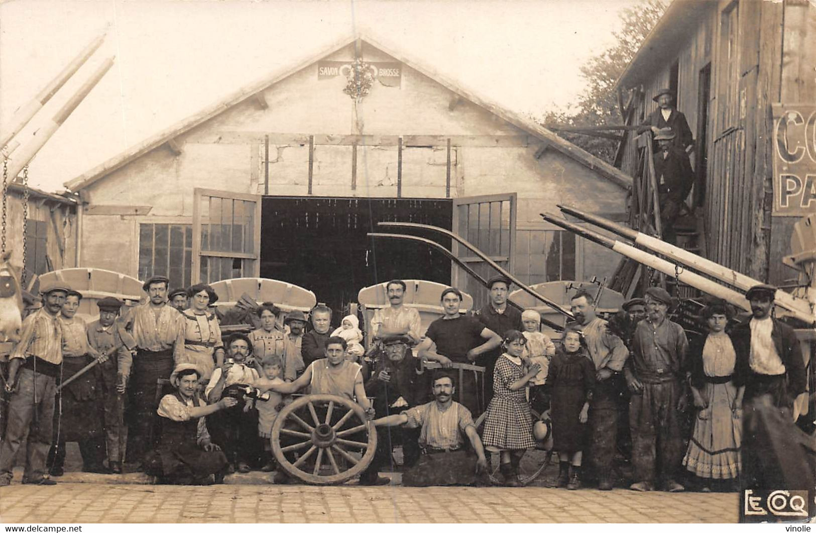 22-5296 : CARTE-PHOTO CHARRON. CHARRONNAGE. CONSTRUCTION DE CHARETTES POUR L'AGRICULTURE. TOMBEREAU - Artisanat