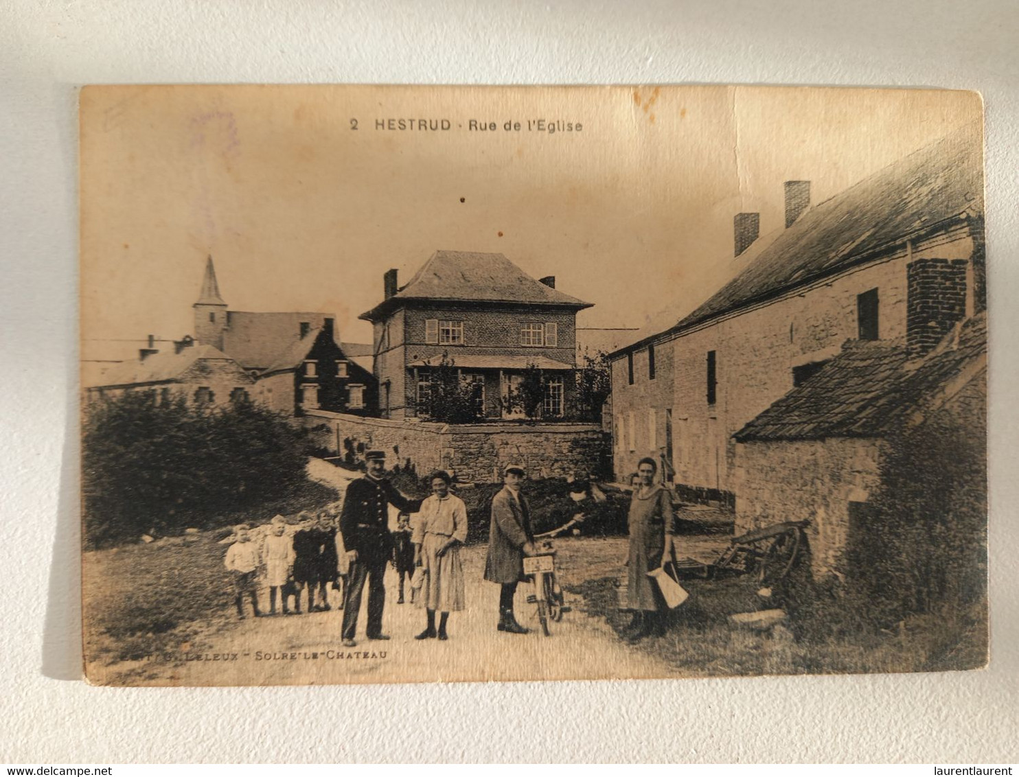 HESTRUD - Rue De L'église, Facteur - Solre Le Chateau