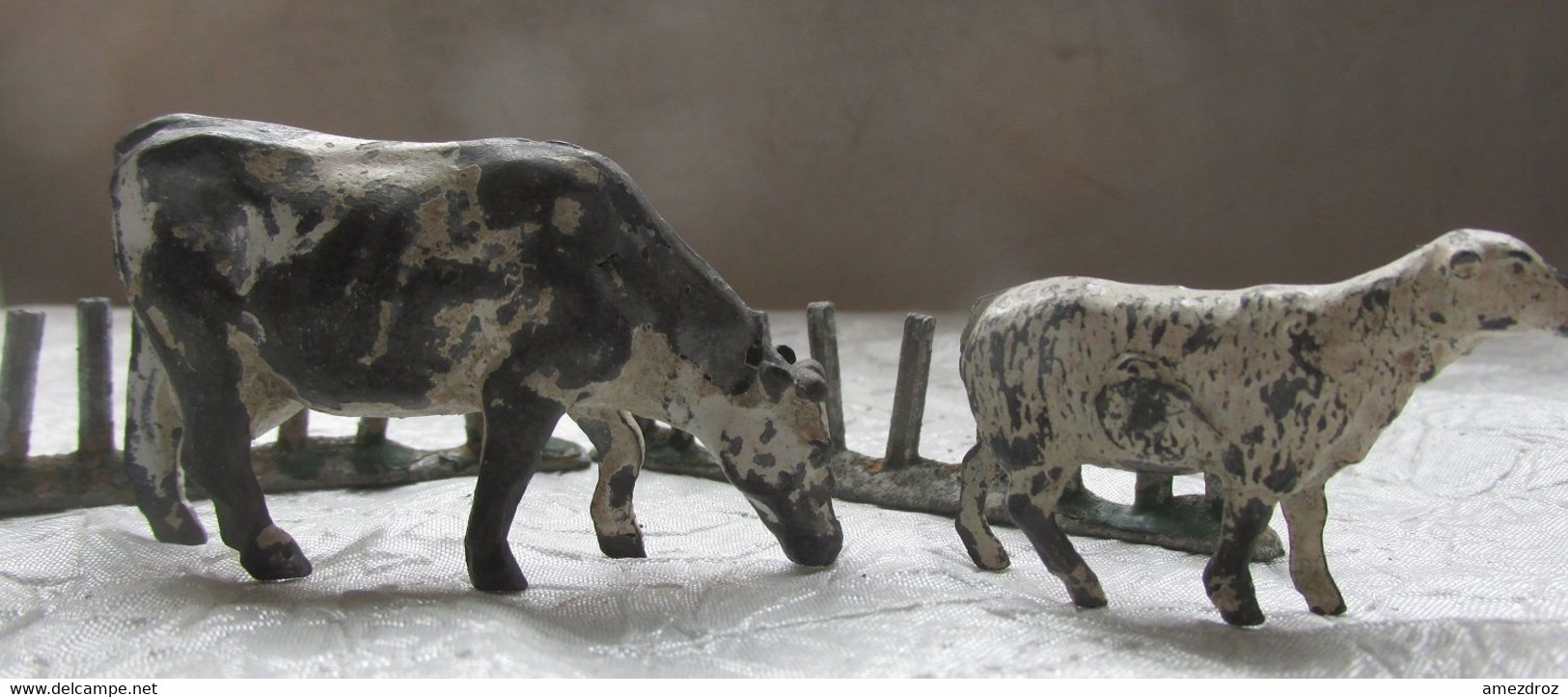 Figurines Avant 1955 Quiralu Lot De Deux Vaches Et Un Mouton, Vache Tachée Marron Bout De Patte Manquante Plomb Creux - Quiralu