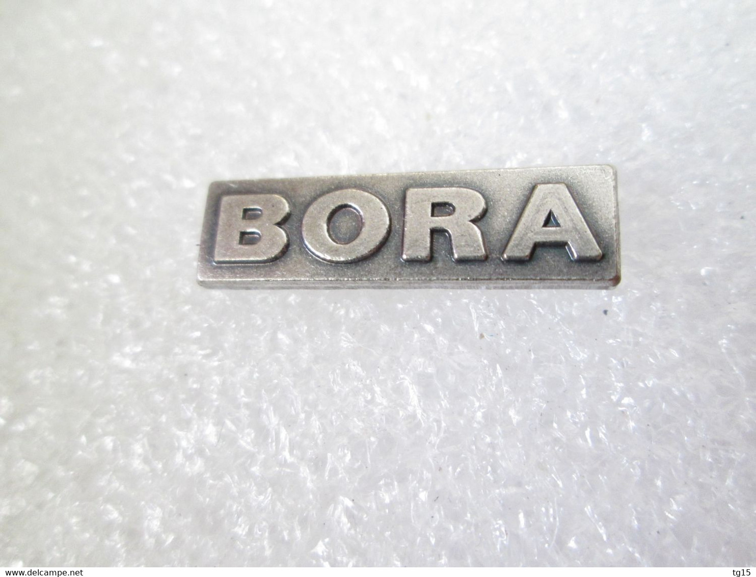 PIN'S    VOLKSWAGEN   BORA - Volkswagen