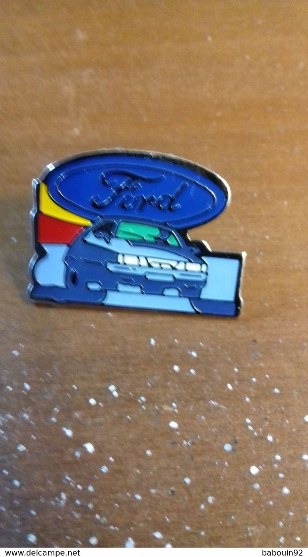 Pin's Logo Ford Avec Escort Bleue - Ford