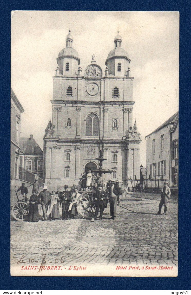 Saint-Hubert. Basilique St. Hubert. Habitants Et Gendarmes Autour De La Fontaine. 1906 - Saint-Hubert