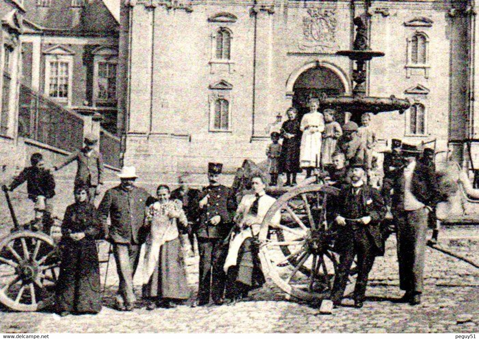 Saint-Hubert. Basilique St. Hubert. Habitants Et Gendarmes Autour De La Fontaine. 1906 - Saint-Hubert